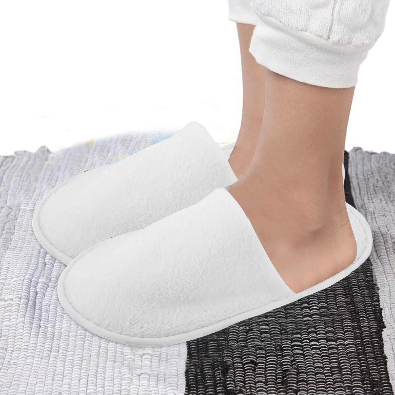 Детские нескользящие одноразовые тапочки из мягкого кораллового флиса на утолщенной подошве с милым узором для путешествий в отеле