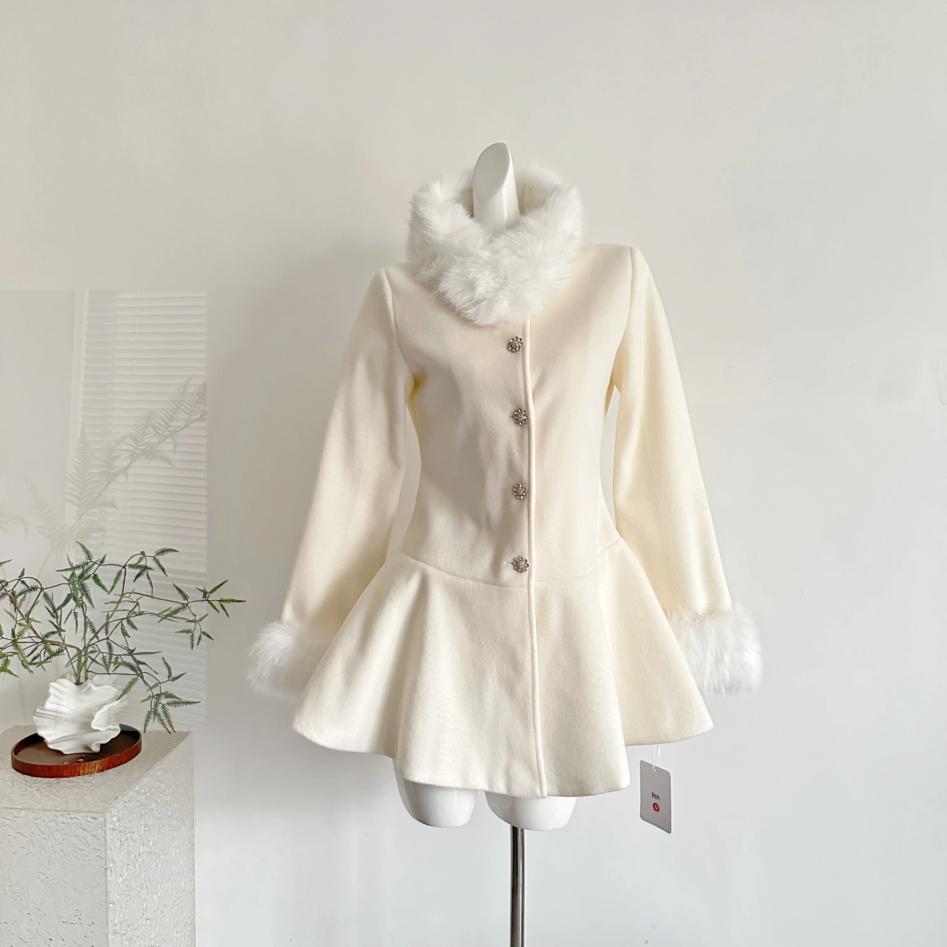 

Зимнее французское элегантное милое шерстяное пальто, женское однобортное пальто с меховым воротником и меховыми манжетами, высококачественное пальто, модная шикарная юбка, пальто с подолом