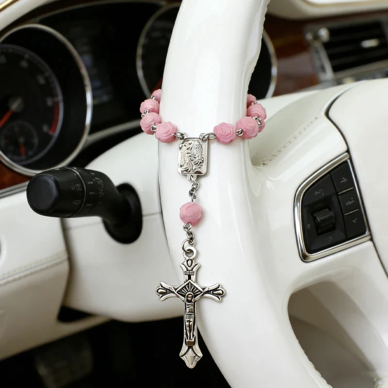 Une pièce décorative pour volant, un simple croix rose, un accessoire créatif de pendentif de voiture avec perles de prière