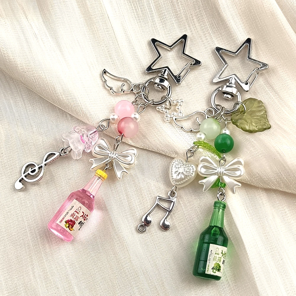 Llavero Estético Rosa/Verde con Botella de Soju, Cierre de Estrella, Lazo y Dijes de Notas Musicales, Colgante Decorativo para Bolsos