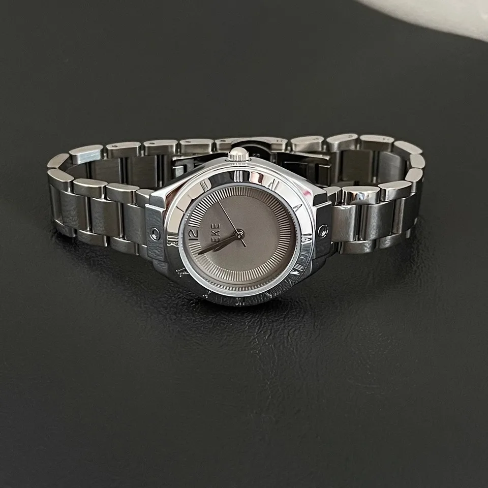 

High-end round women's watch, fashionable and versatile, elegant and simple quartz watch, suitable as a gift for women.
