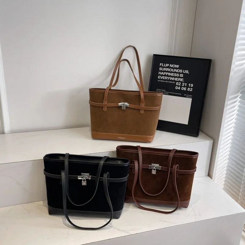 

Famous Designer Crossbody-Bag For Women, Premium Leather With Adjustable Strap, Lightweight And Chic For Urban Adventures