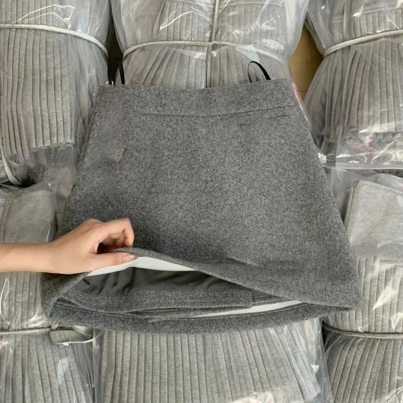 2026 Neue Graue Verdickte Wollröcke für Damen Herbst Winter Hochgeschnittener Blickdichter Kurzer Rock Einfarbiger Schlichter Mischstoff-Rock – Detail 5