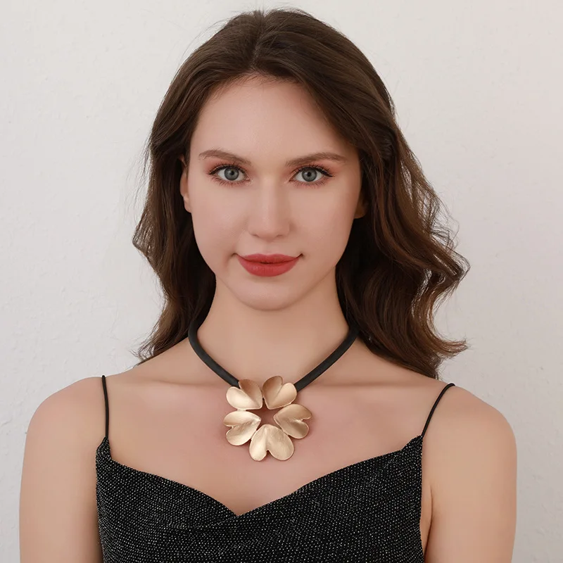 Liebe Design Geometrische Hohl Kurze Halsketten Damen High-end-Gefühl Schlüsselbein Kette Charming Schmuck Zubehör – Detail 1