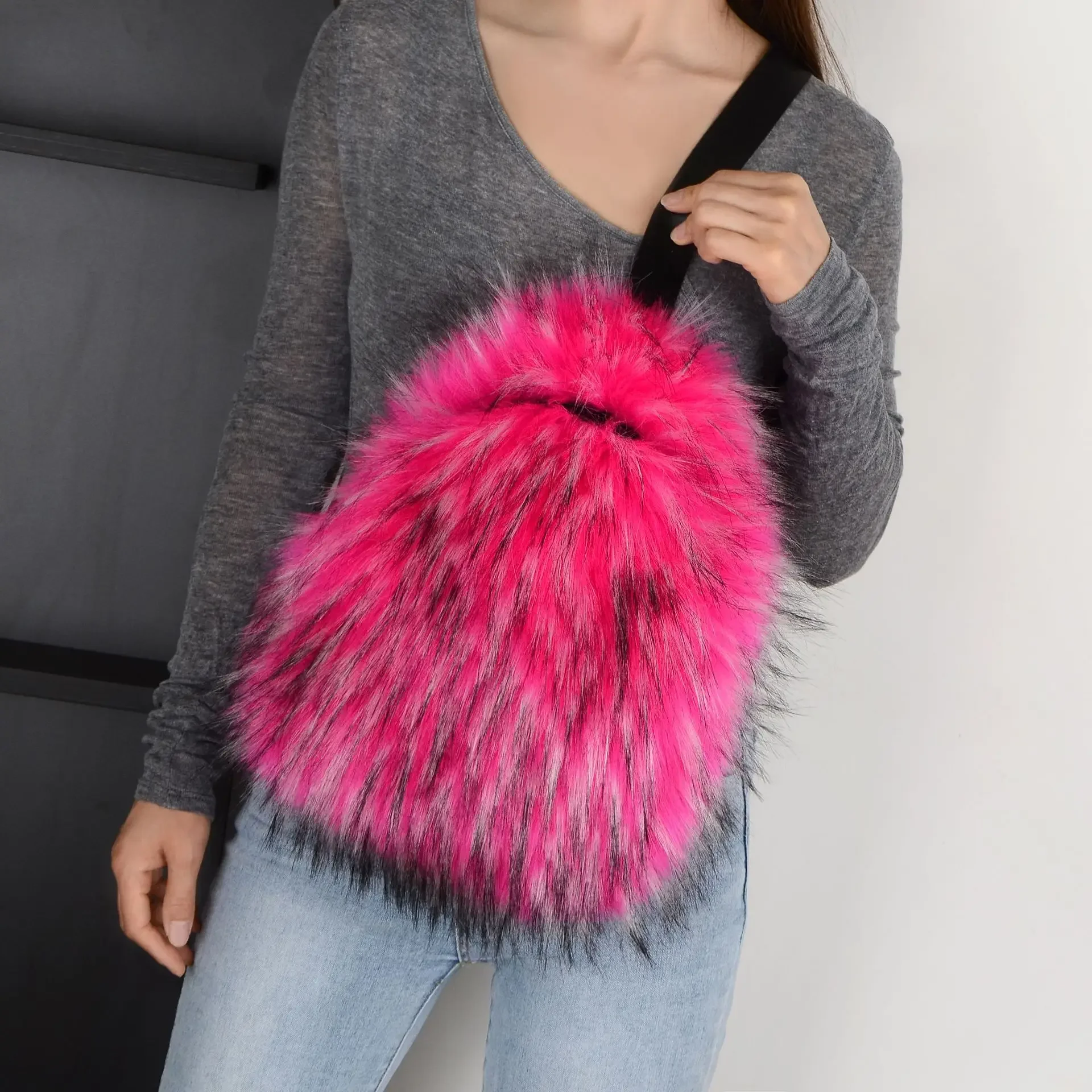 

Женский брендовый дизайнерский меховой рюкзак для девочек, повседневные красочные сумки на плечо с мехом енота, новинка 2024, зимние модные дорожные нагрудные сумки