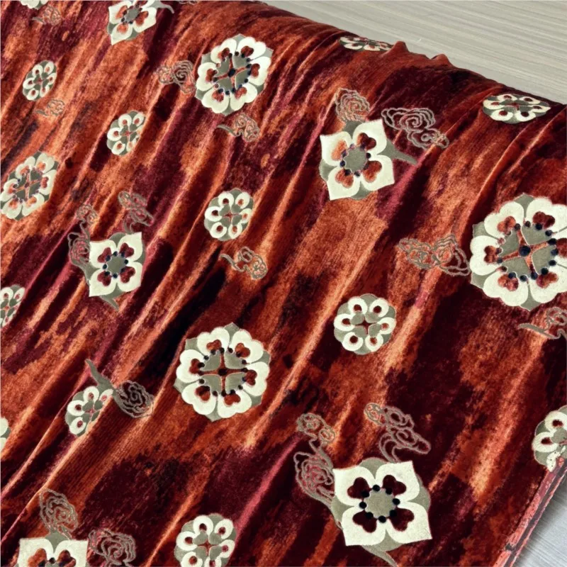 직조된 브로케이드 벨벳 느낌의 조기 벨벳, 접착제로 엠보싱 및 프레스 처리된 둔황 바오샹 꽃무늬 드레스 치파오 원단