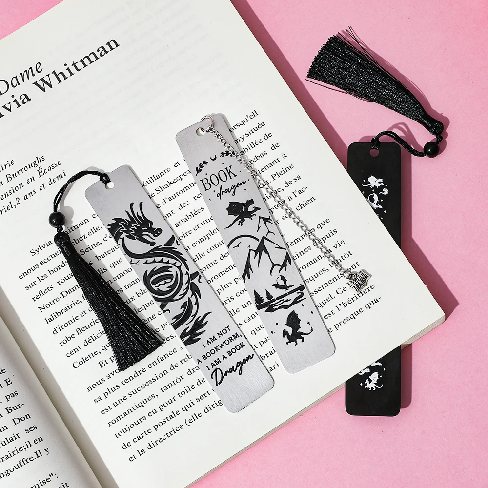 الإشارة المرجعية للخيال الملحمي: فن التنين الشرقي والغربي مع خرز العقيق الأسود، مجموعة اقتباسات "كتاب التنين"، مصممة للكتاب.