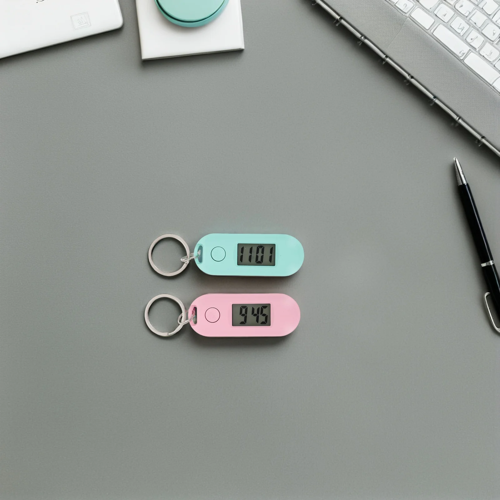 4 قطع من الساعات الإلكترونية للطلاب: ساعة رقمية بحلقة مفاتيح صغيرة لساعة الامتحان الصامتة وحقيبة الظهر المحمولة المعلقة