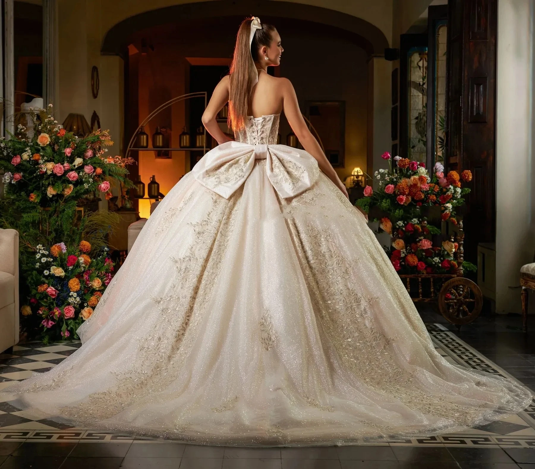 แชมเปญ Charro Quinceanera Ball Gown Sweetheart Tulle Appliques คริสตัลเม็กซิกันหวาน 16 ชุด 15 Anos ที่กําหนดเอง