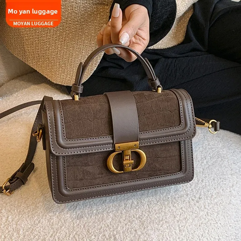 حقيبة يد نسائية كلاسيكية حقيبة كتف مربعة صغيرة حقيبة كروس تصميم عالي الجودة حقيبة عصرية بطانة من النايلون مادة البولي يوريثان