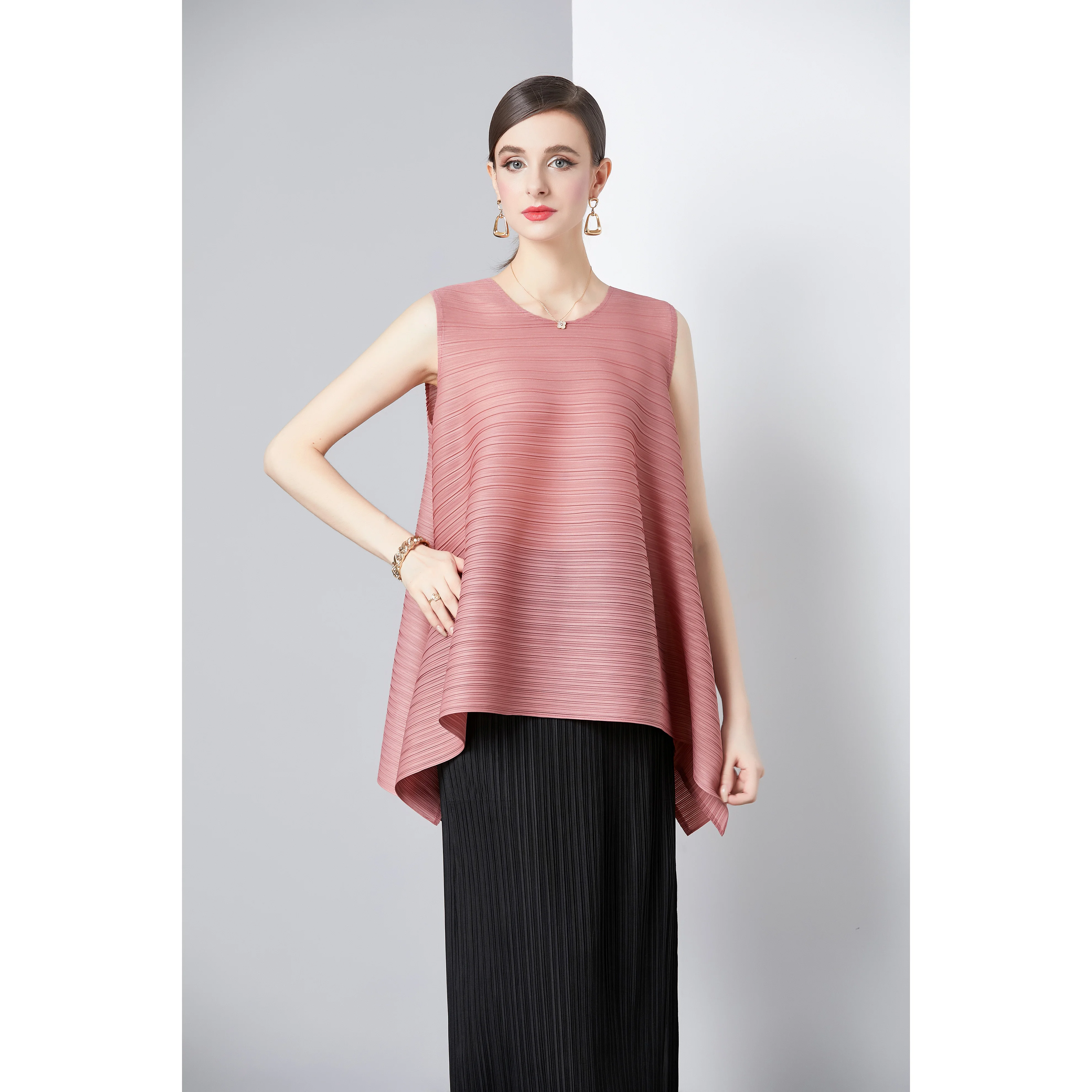 Miyake 2024 Summer Round Neck Sleeveless Head Loose Fit Plus Size Slimming Vest Solid Color Versatile Pleated A-line T-shirt