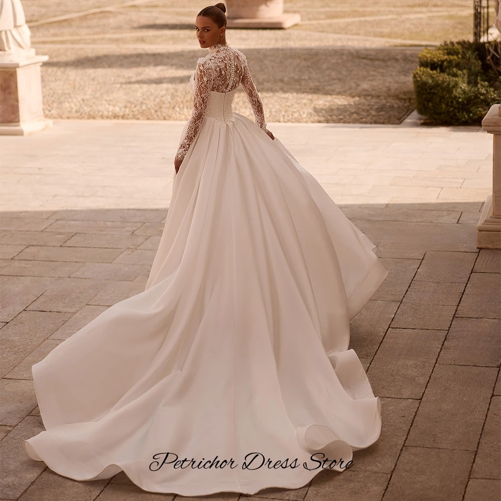 Classic High Collar Lace Wedding Dress Customized Appliques Handmade Flowers Bridal Gowns High Quality Satin Robe de mariée