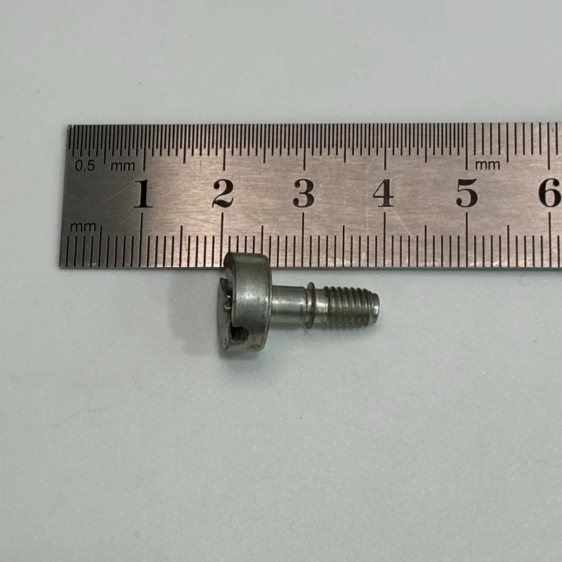 

Для Stihl MS231/251/251C-E/251C-BE/271/291 винт крышки цилиндра бензопилы M5 * 14