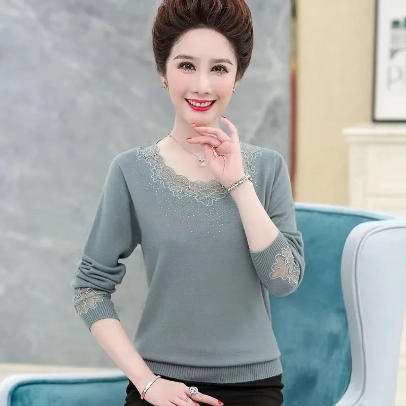 2025 Nowa mama Jesienny top Sweter z dzianiny Zimowa koronkowa haftowana koszula Damska moda w średnim wieku Wełniane ubrania Pullover Kobieta