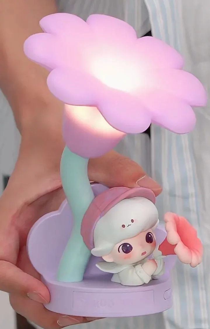 

POPMART DIMOO Серия Moments in Bloom: Индукционный ночник-сюрприз в слепой коробке – милая и интересная коллекционная игрушка, подарок на день рождения