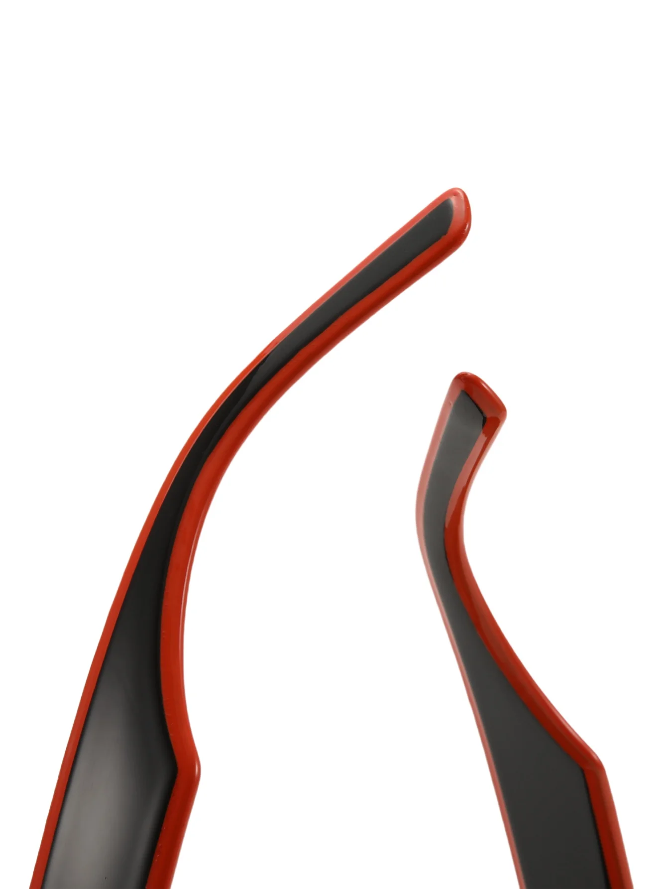 Goresan persegi membintangi tren kacamata hitam baru dengan kacamata fashion