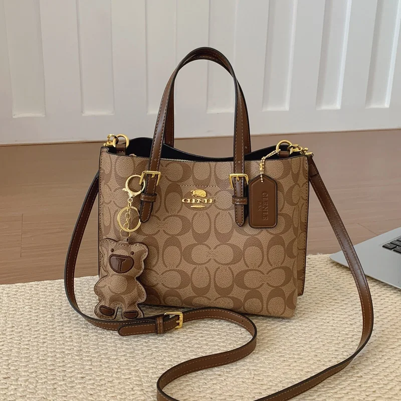 bolso-de-mano-clasico-con-estampado-c-para-mujer-bolso-tote-de-disenador-de-lujo-bolso-bandolera-de-cuero-pu-de-alta-calidad-bolso-de-hombro-para-mujer-con-colgante-de-oso