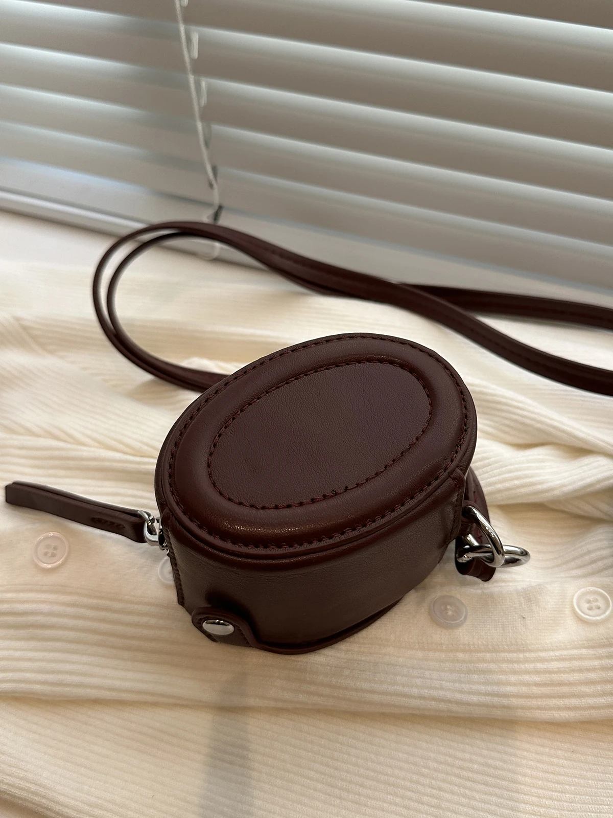 حقيبة كتف صغيرة أنيقة للنساء، حقيبة متعددة الاستخدامات للتعليق حول الرقبة، حقيبة للسماعات وأحمر الشفاه، تصميم عصري جديد لعام ...