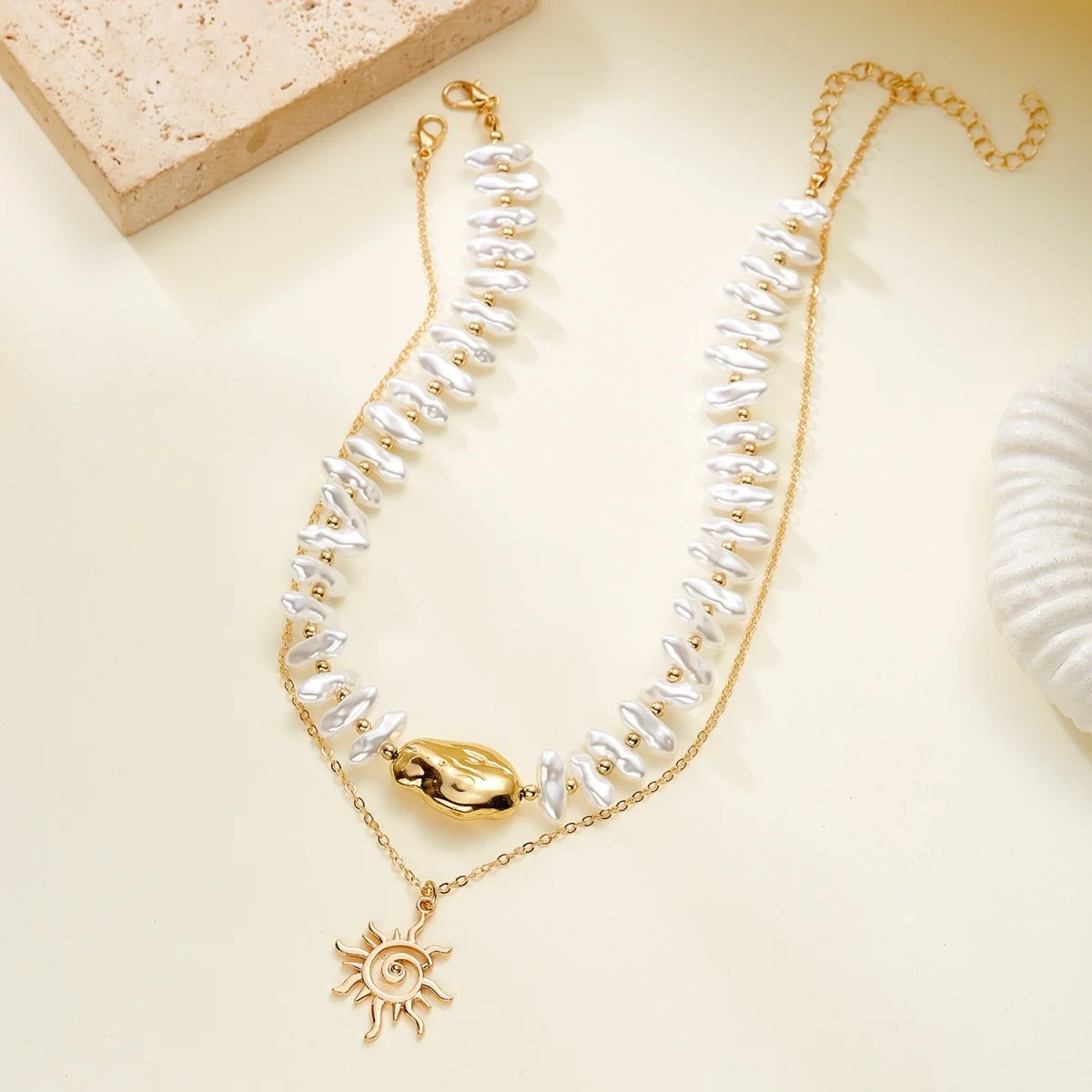 Retro-Halskette mit unregelmäßigen Muschelperlen in Maillard-Farben und Sonnenwirbel-Anhänger für Damen und Herren, doppellagige Sonnenblumen-Kette, Choker-Schmuck – Detail 25