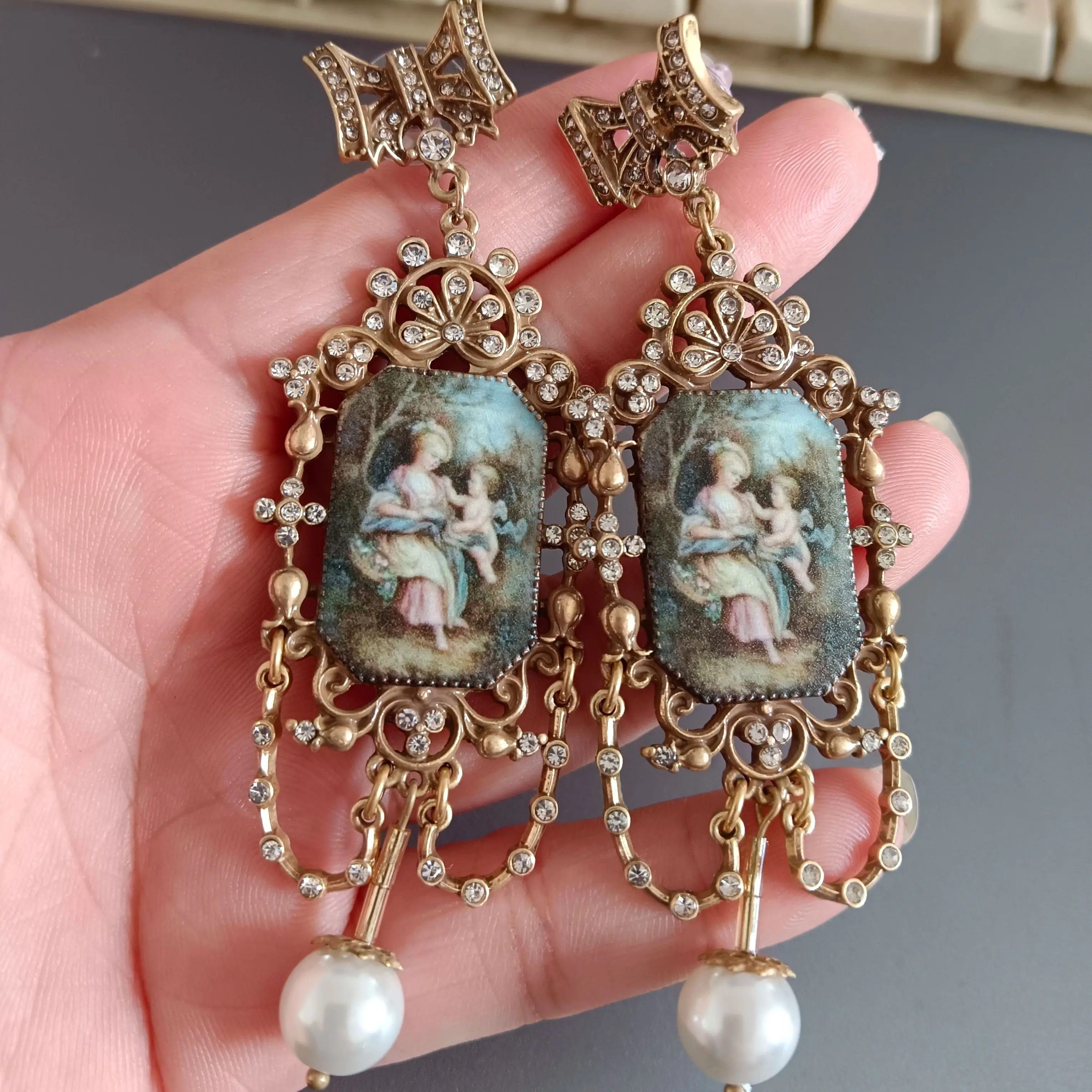 Retro Court Style Diamond-encrusted Stud Earrings Western Antique Pearl Personalized Figure Portrait Jewelry
