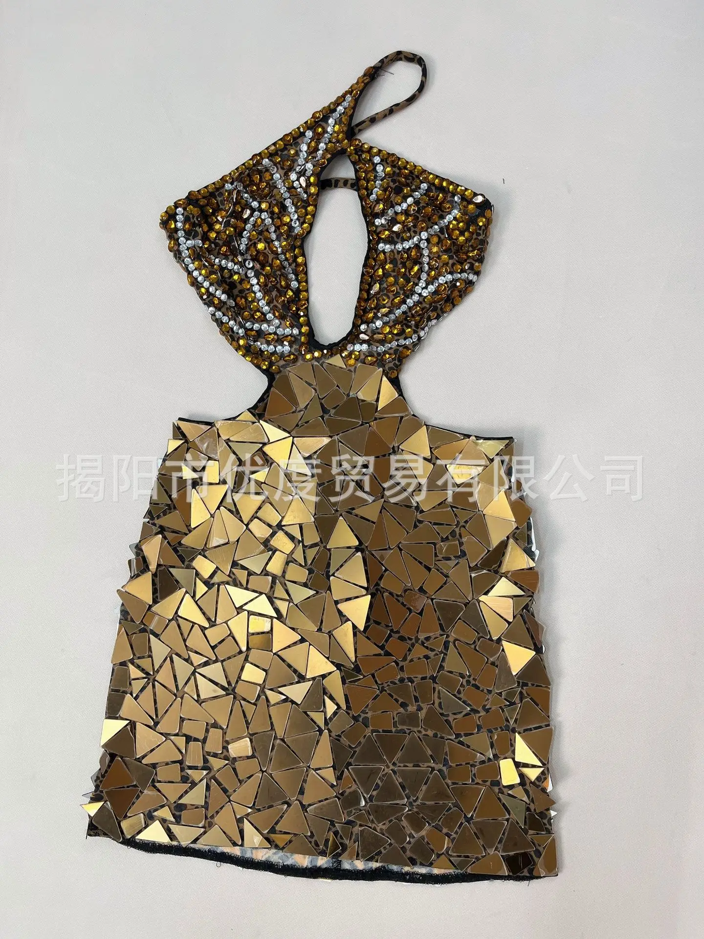 عدسات حجر الراين ذات التصميم المتخصص، تنانير مجوفة بدون ظهر، حفلات الكوكتيل وأعياد الميلاد، وحفلات السجادة الحمراء، وواقي القلب، فيستدو دي غالا