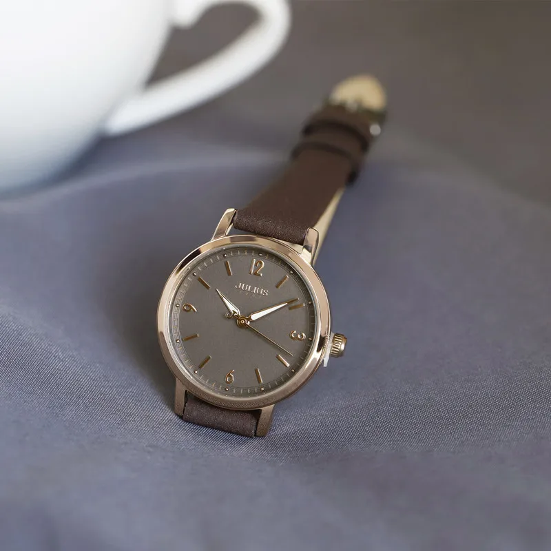 

New women's watch with leather strap, simple and retro style, luminous quartz watch, suitable for students and as a gift.