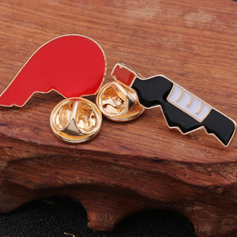 Cartoon two-piece heart-shaped red wine bottle splicing alloy drip oil brooch chest flower