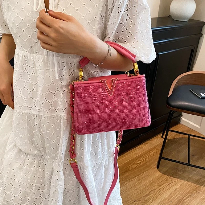 กระเป๋าสะพายข้างผู้หญิงระดับไฮเอนด์ ผลิตจากหนังคุณภาพดี โดดเด่นด้วยดีไซน์ที่ได้แรงบันดาลใจจากนักออกแบบ และลุควินเทจแบบปารีส ​