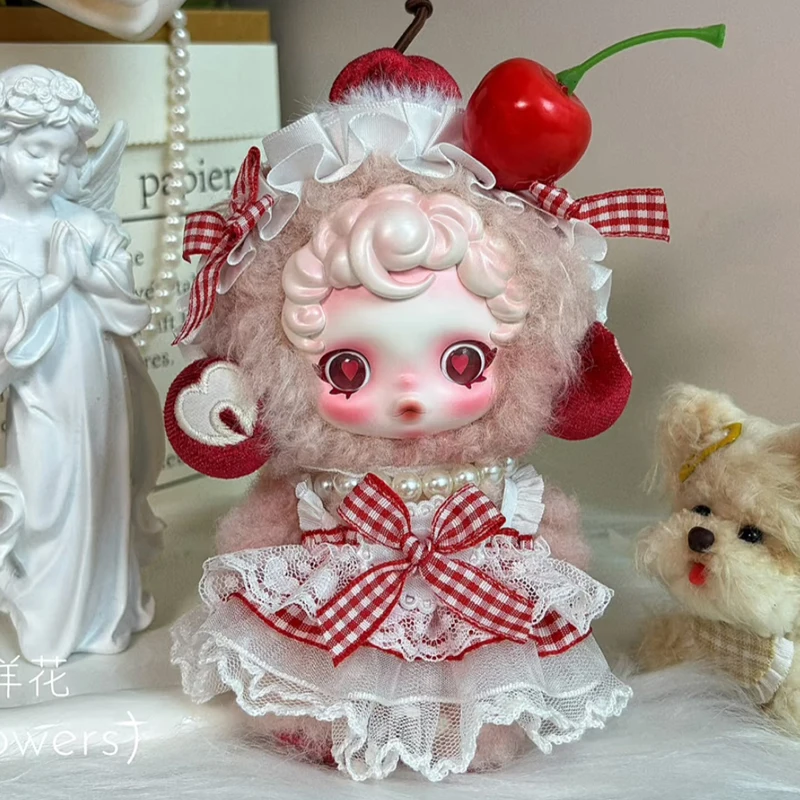 Lalka GHOSTIE z serii Sleepless Theater od SKULLPANDA z piórkową spódnicą z frędzlami, akcesorium do włosów w stylu wróżki, ciemne ubranka dla lalek.