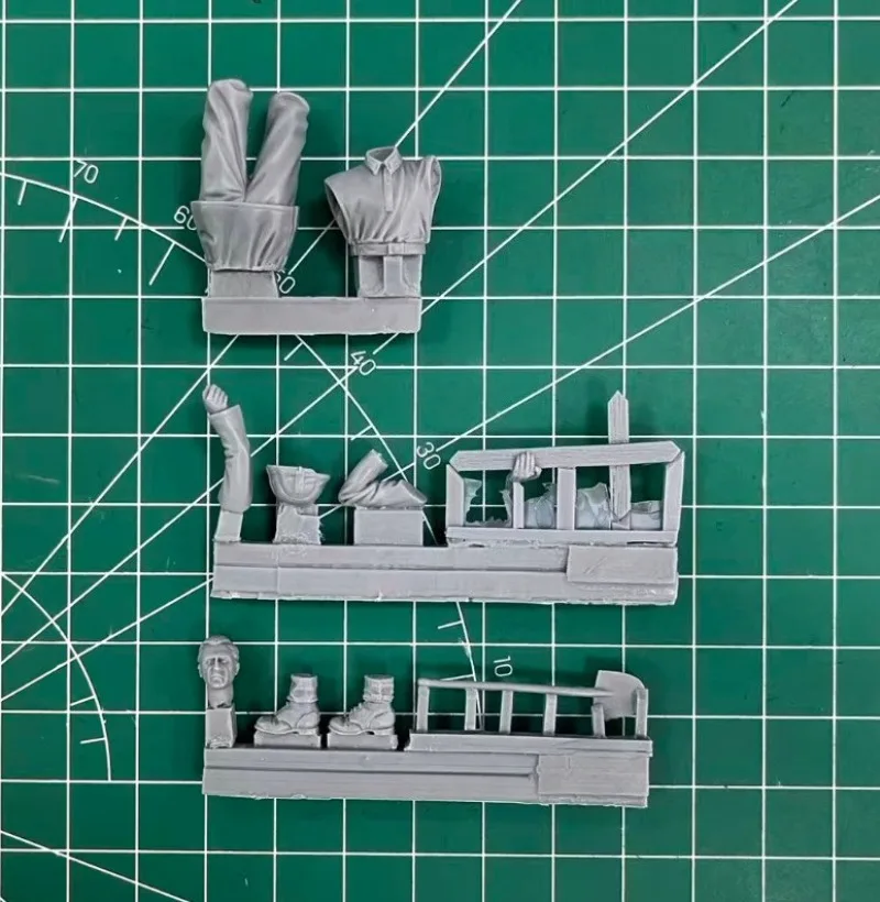 1/35 Scale Resin Figure Assembled Model Kit Soldier Holding Cross History Miniature Garage Kit Unassembled and Unpainted