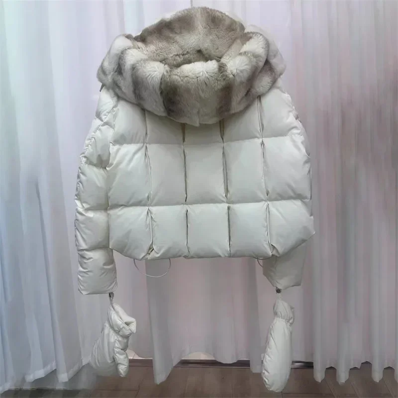 A nova jaqueta curta com gola e luvas de pele de coelho é um casaco feminino quente e moderno