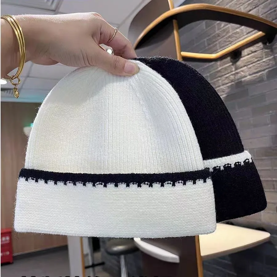Minimal farbblockierende gestreifte Strickmützen für Damen, vielseitig einsetzbar im Herbst und Winter, modische und trendige warme Mützen – Detail 3