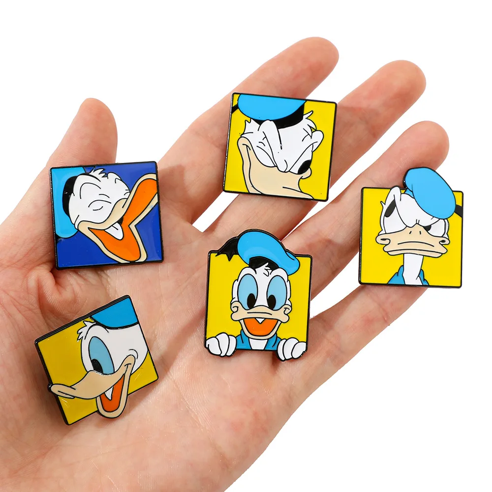 Broche de aleación de pato Donald de dibujos animados de Anime de Disney, insignia de Metal para mochila, pantalones vaqueros, bufanda, decoración, accesorios de joyería, regalo