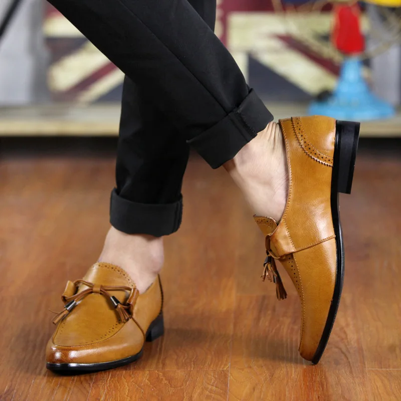 أحذية جلدية جديدة مدببة برباط علوي كاجوال بكعب منخفض مريحة للتنفس أحذية جلدية عصرية للنوادي الليلية مصفف شعر للرجال #1