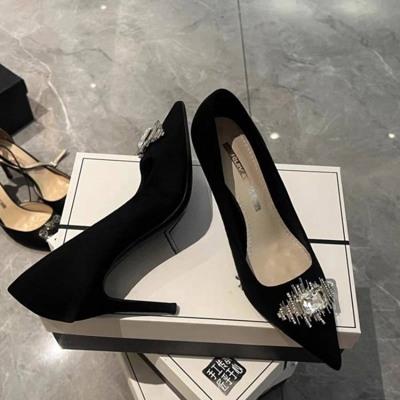 حذاء نسائي جديد موديل 2025 مصنوع من حجر الراين الفرنسي بمقدمة مدببة #4