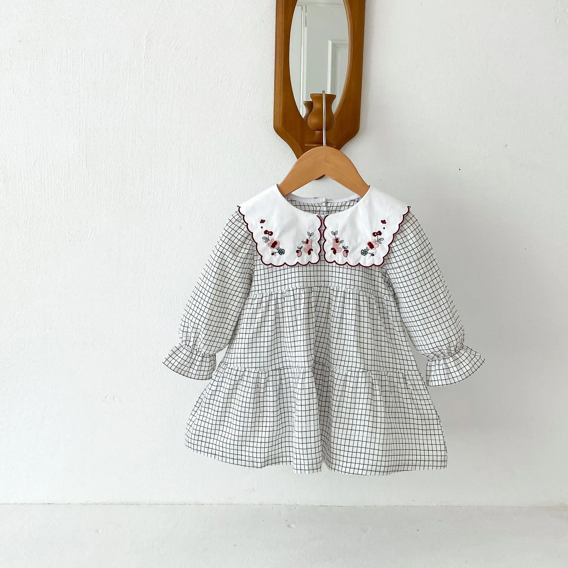 

2025 Spring New Girls Cute Flower Embroidery Peter Pan Collar Dress Cotton Kids Long Sleeve Plaid Dress Children Casual Dress