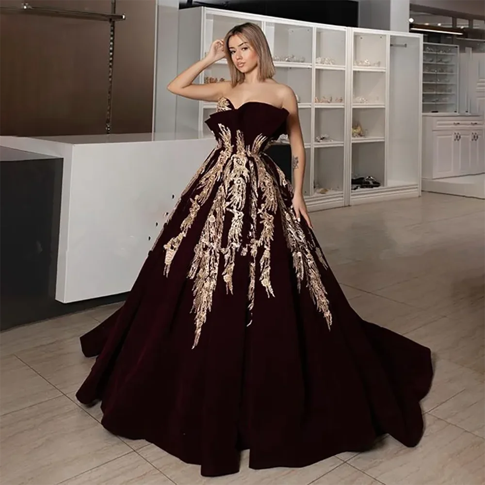 

Burgundy Velet A Line Prom Dresses 2024 Arabic Gold Lace Applique Ruched Dubai Floor Length Formal Party Evening Gowns