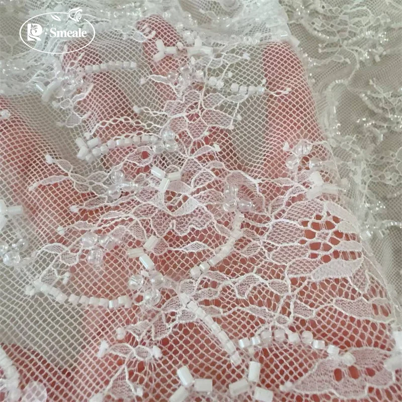 Perlen-Pailletten-Spitzenstoff. Luxuriöses Abendkleid aus französischer Spitze. Hochwertige Maßanfertigung für Braut- und Hochzeitsstoffe. – Detail 3