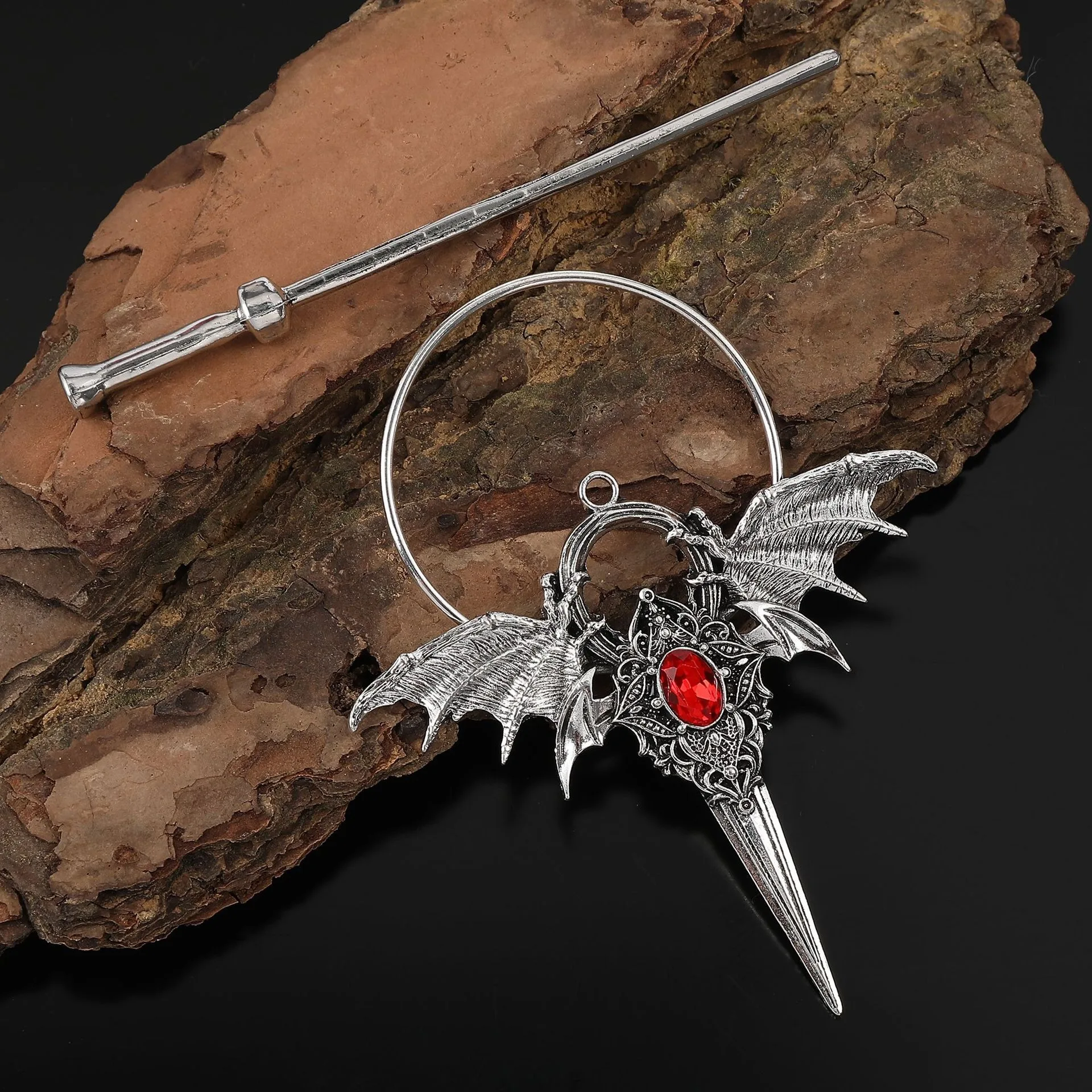 Jepit Rambut Batu Permata Sayap Kelelawar Tiga Dimensi Gelap dengan Detail Ukiran yang Indah, Cocok untuk Gaya Rambut Panjang dan Bulat, Aksesori Kepala yang Unik dan Keren