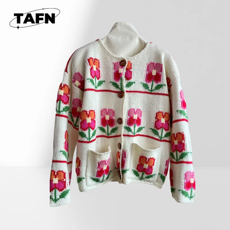 

Woman's Vintage-Inspired Cashmere Cardigan – Soft and Stylish for Casual Wear Luxurious Warmth for Casual Settings AH2117