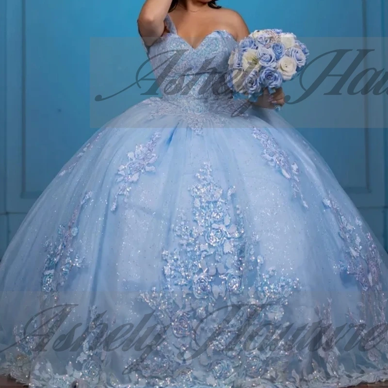 Maßgeschneidertes luxuriöses himmelblaues Quinceanera-Kleid, schulterfrei, Spitze, Applikation, Schleife, Sweep-Zug, Damen-Abschlussball-Partykleid, süßes Mädchen 15/16