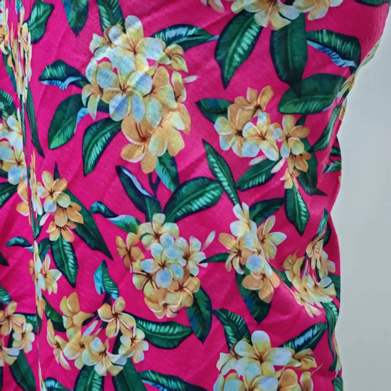 

Ткань с ярким цветочным принтом — двусторонний этнический дизайн с розовыми, красными и синими цветами на зеленом фоне — мягкий полиэстер для