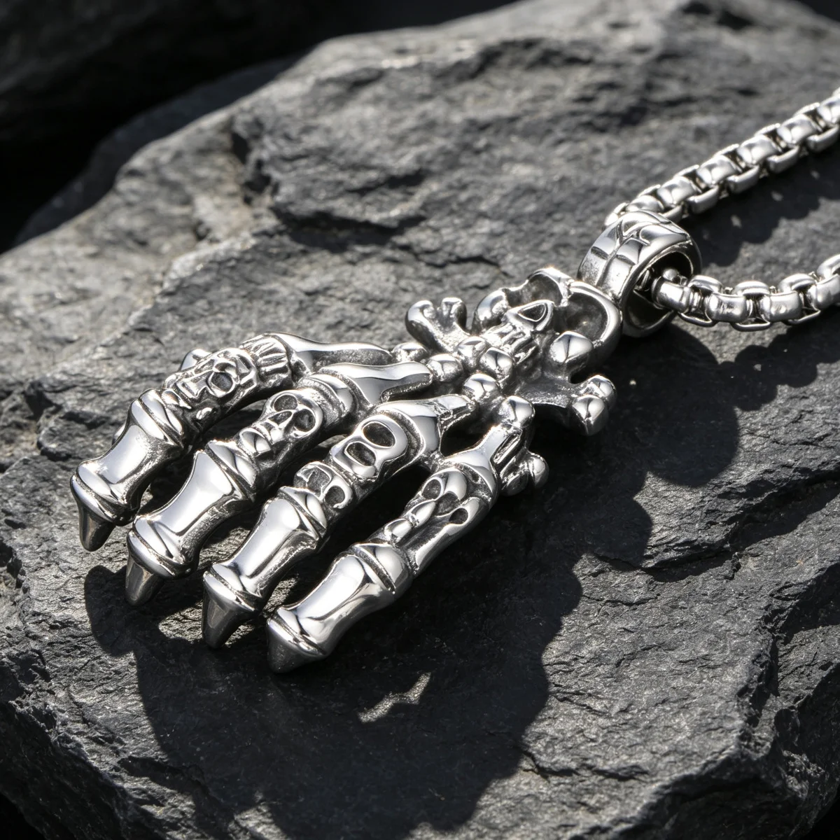 1PCS European and American style personalized ghost hand and claw retro skull men's non-fading stainless steel necklace, punk trendy non-mainstream jewelry pendant