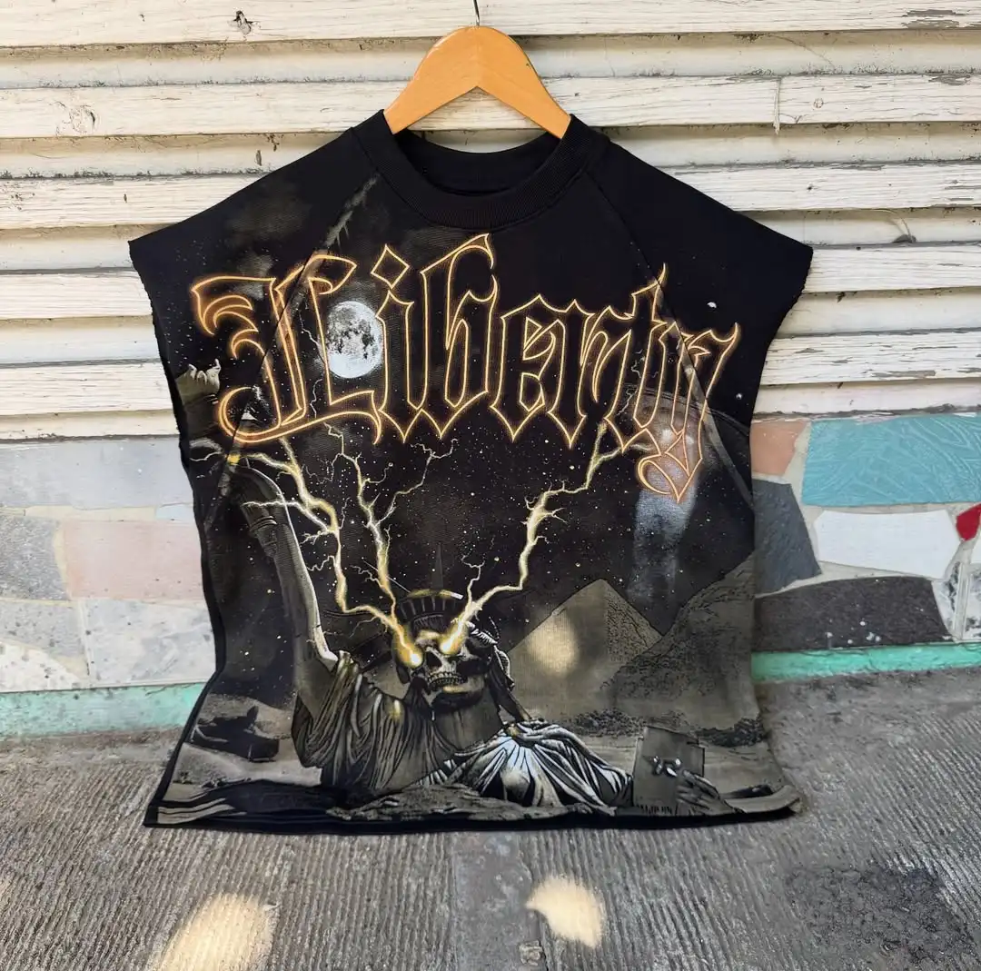 

Майки без рукавов с принтом в стиле Y2K: готика, преппи, с узором в стиле 90-х, тренд сезона