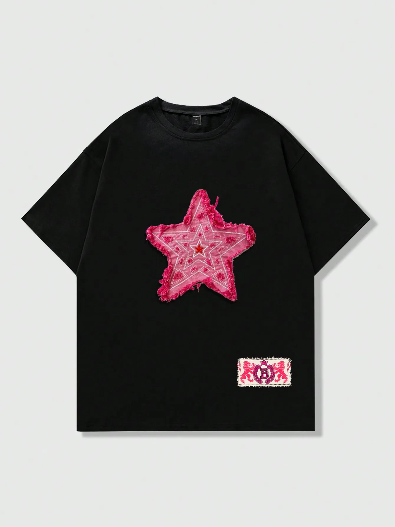 

Черная футболка оверсайз с розовой нашивкой в виде звезды и вышитым логотипом, в стиле стритвир