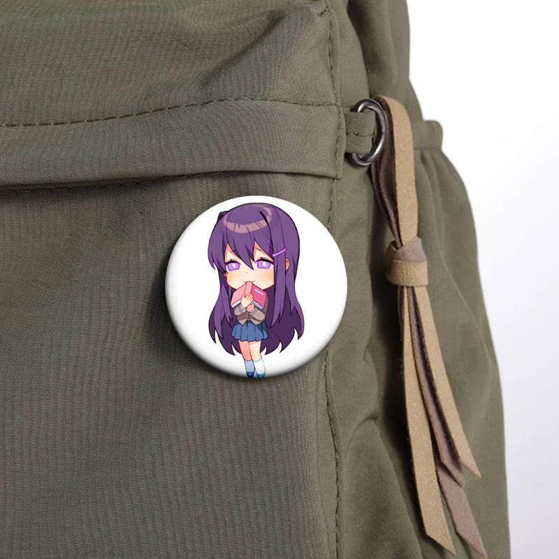 أنيمي دوكي دوكي نادي الأدب! دبابيس الأزرار Natsuki Sayori Monika الإبداعية بروش الكرتون شارة لهدايا ديكور حقيبة الظهر طوق