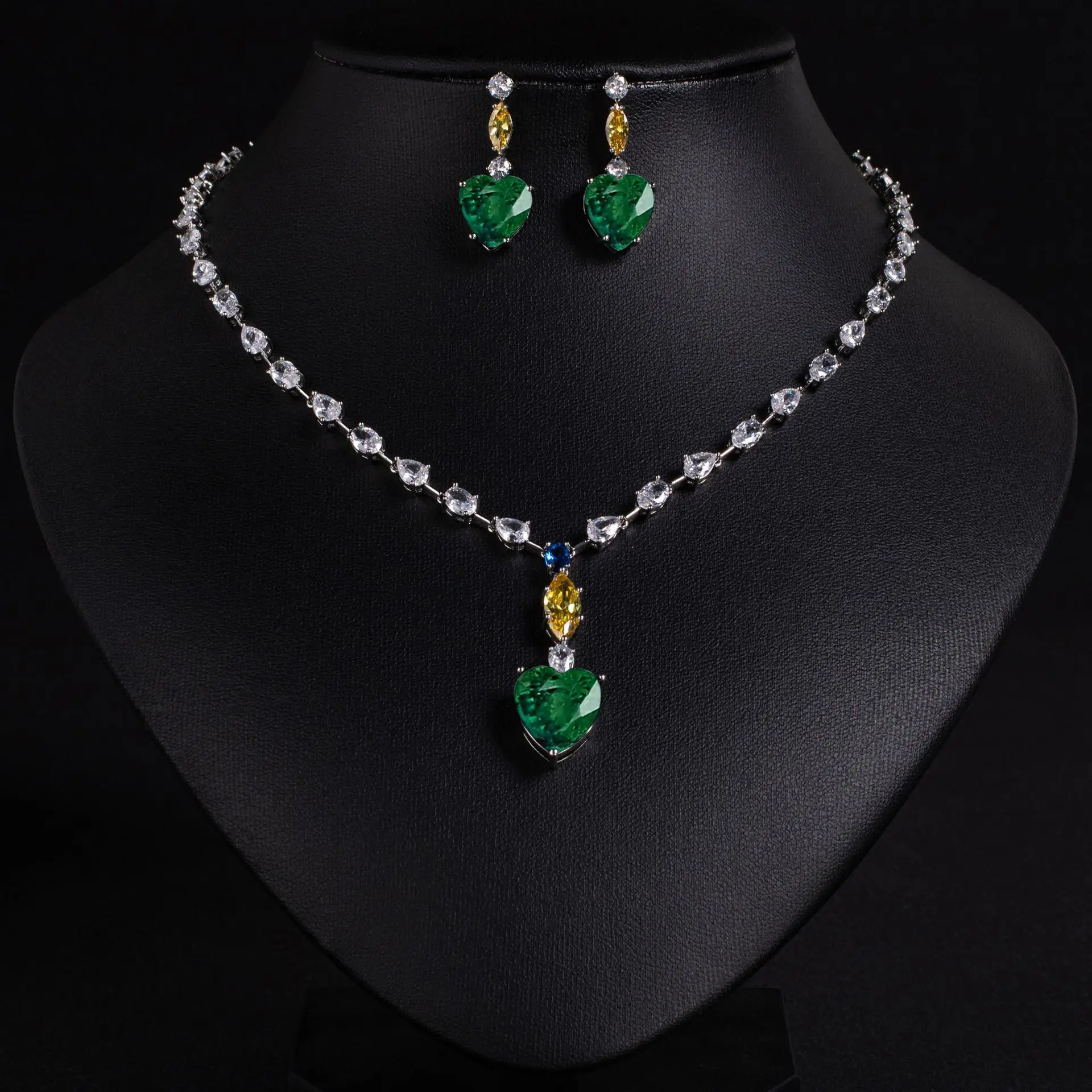 

2025 Women Fashion Simple Heart Zircon Necklace and Earring Set