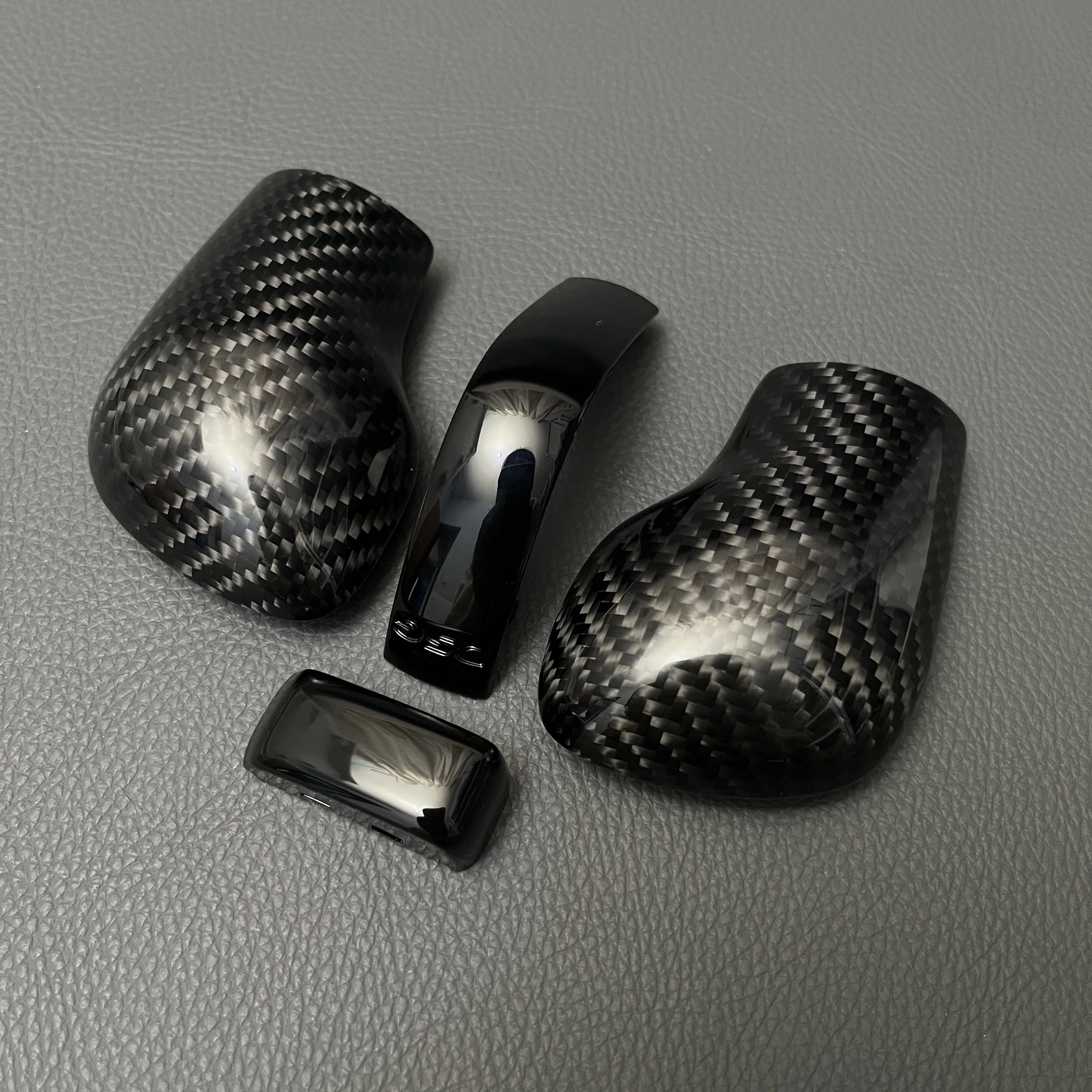 Echte Carbon-Faser DSG-Schaltknaufabdeckung für VW Golf 7 GTI R Tiguan Passat B7 B8 CC R20 Scirocco Jetta MK6 GLI Interieur – Detail 2