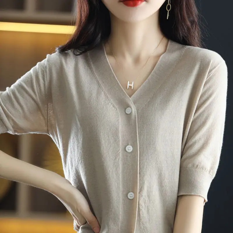 ملابس النساء أزياء الصيف الكورية عارضة زر بلون الخامس الرقبة نصف كم الإناث كل مباراة تظهر رقيقة الحياكة أعلى المحملة