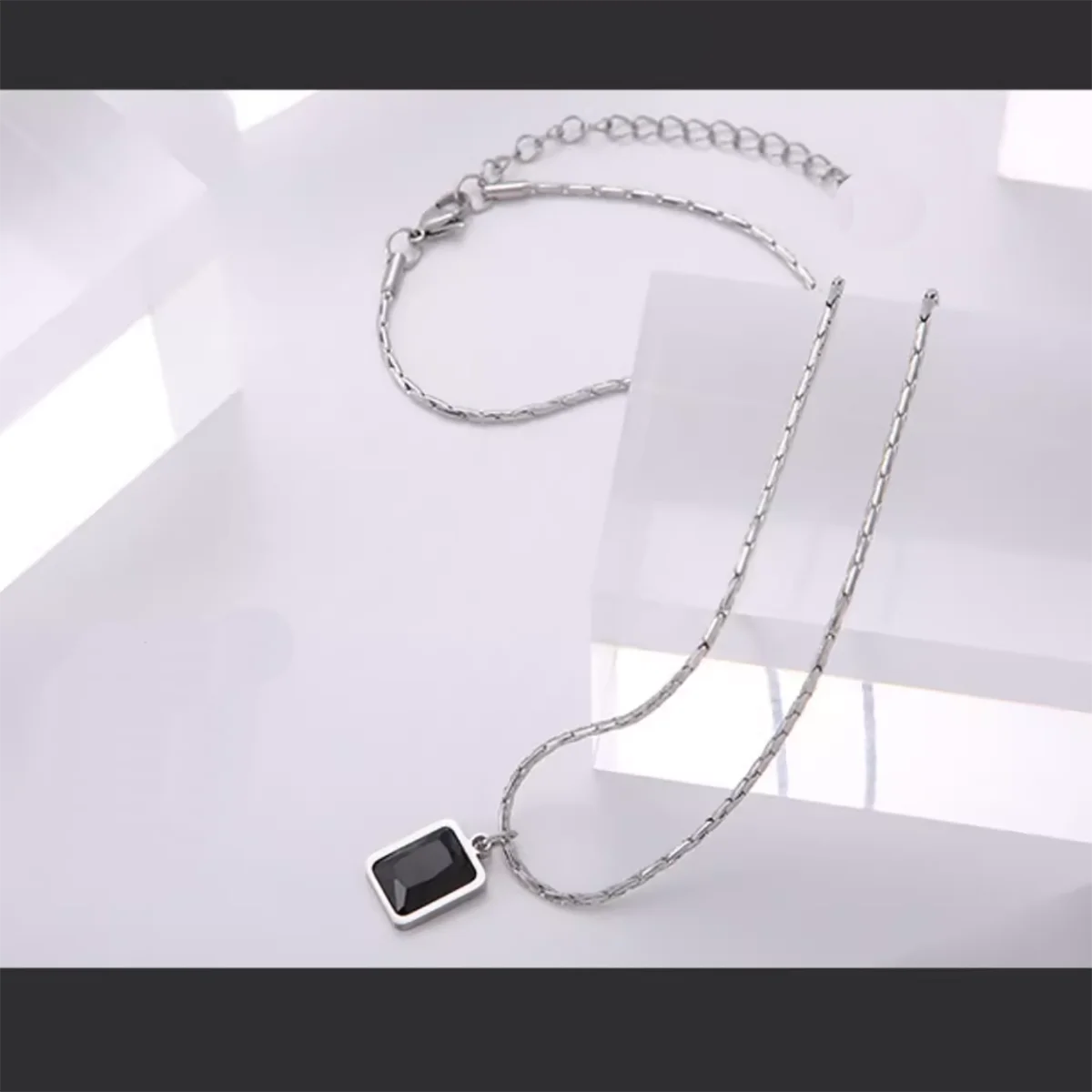 Hip hip vintage stainless steel snake bone chain Black glass jewel pendant non-fading choker short collarbone chain necklace